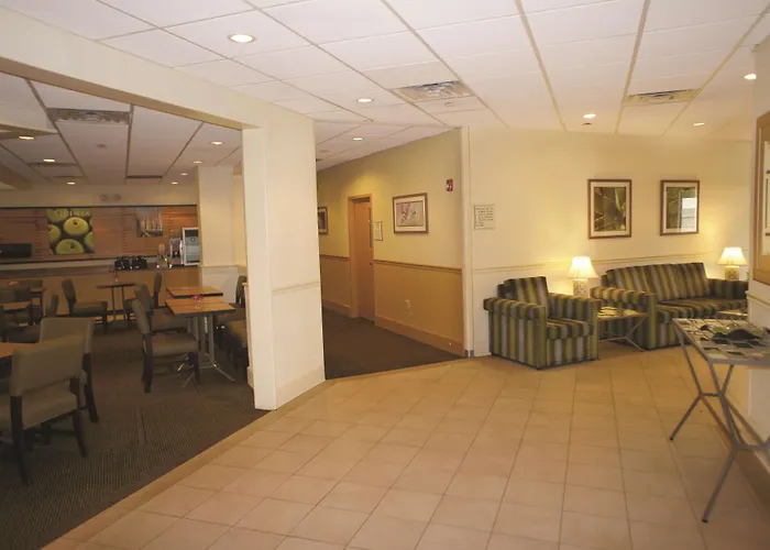 La Quinta Inn & Suites by Wyndham Nashville Airport/Opryland