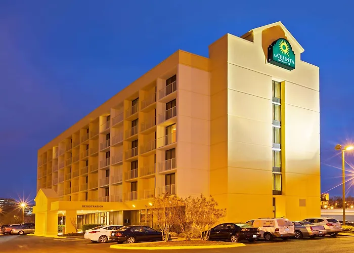 La Quinta Inn & Suites by Wyndham Nashville Airport/Opryland